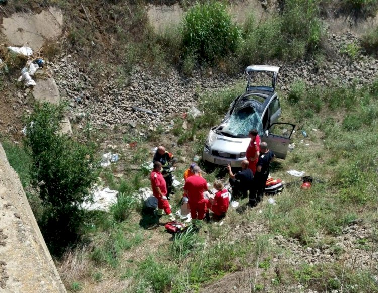 Tânăr mort după ce a căzut cu mașina într-un canal, între localitățile Amzacea și Pecineaga