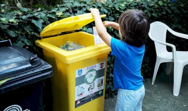 Continuă distribuirea pubelelor galbene în zonele de case