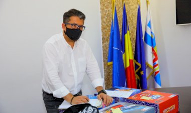 Ce rechizite au găsit pe bănci elevii de clasa a IV-a din partea Primăriei Constanța