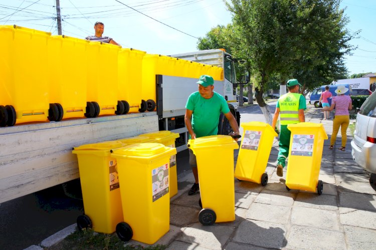 Continuă distribuirea pubelelor galbene în zonele de case