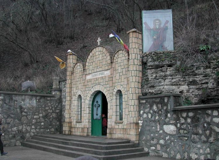 Pelerinajul de la mănăstirea Peștera Sf. Apostol Andrei se va desfășura conform regulilor de siguranță