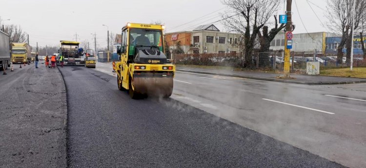 Se asfaltează carosabilul pe strada Industrială, la intersecția cu bulevardul Aurel Vlaicu