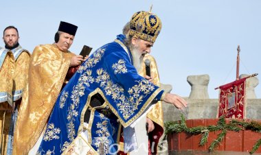 Mii de oameni au asistat la slujba de Bobotează de la malul mării