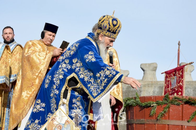 Arhiepiscopia Tomisului pregăteşte pentru Bobotează 150.000 de sticle cu agheasmă