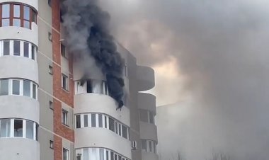 VIDEO O femeie s-a aruncat de la etaj ca să scape din flăcări