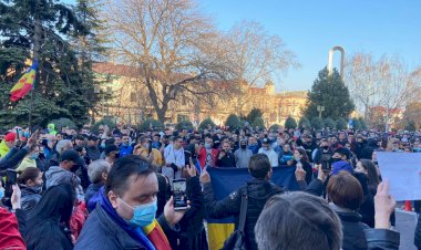 Sute de persoane protestează în faţa Prefecturii Constanţa, împotriva noilor restricţii impuse de Guvern