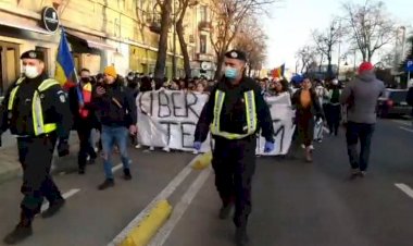Proteste anti-restricții pentru a treia zi: Jos masca! Demisia! Nu vă fie frică, Constanța se ridică!