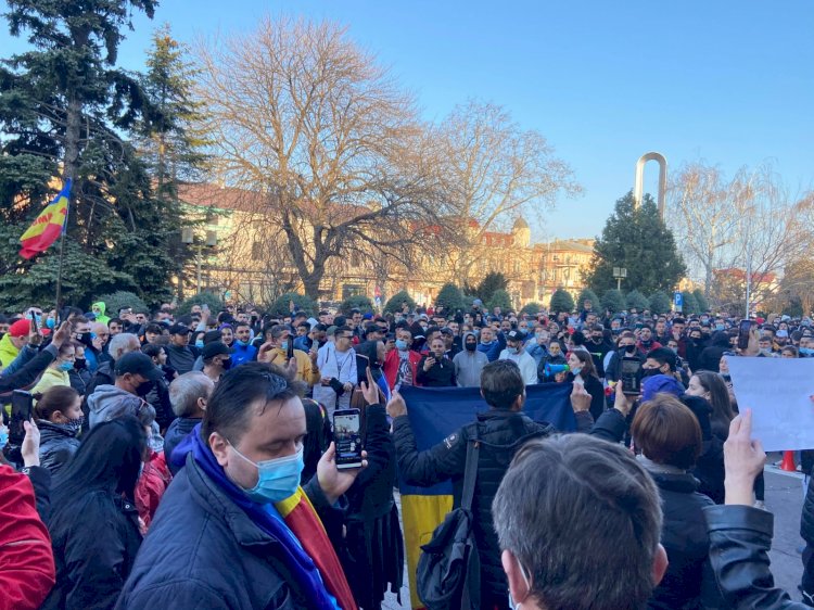 Sute de persoane protestează în faţa Prefecturii Constanţa, împotriva noilor restricţii impuse de Guvern