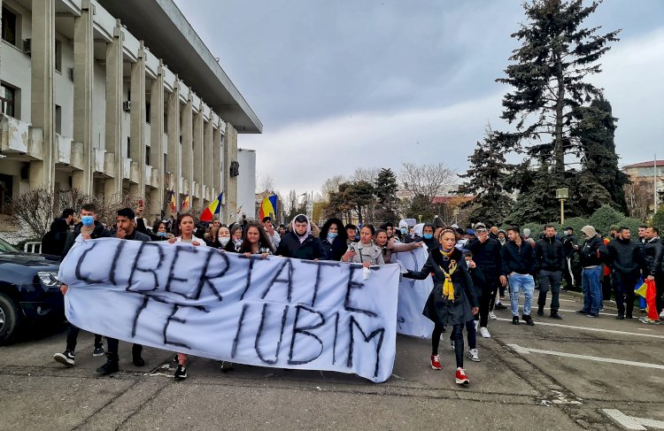 O nouă zi de proteste la Constanța. Oamenii au Oamenii au scandat: Libertate!, Jos Arafat!, Demisia Guvernului!