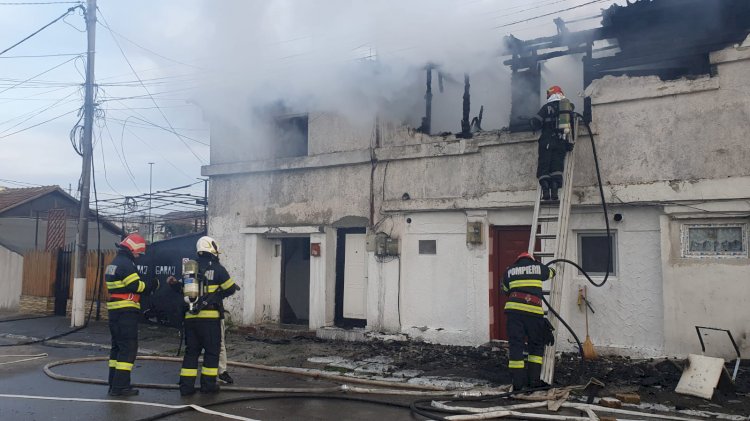 Pompierii au scos din flăcări un bărbat şi o femeie, unde au luat foc două imobile în zona KM 4-5