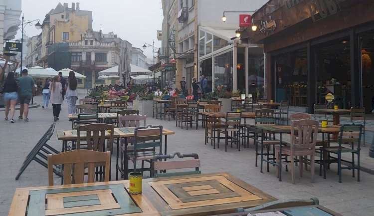 Restaurantele și cafenelele, deschise până la ora 22:00, iar magazinele și centrele comerciale până la ora 21:00.