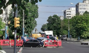 Două autoturisme au căzut într-o groapă săpată pentru remedierea unei avarii