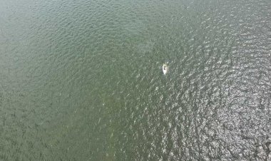 Un velier cu trei persoane la bord s-a răsturnat
