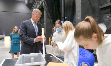 Klaus Iohannis a vizitat Unicorn Squad, o școală de robotică pentru fete din Estonia