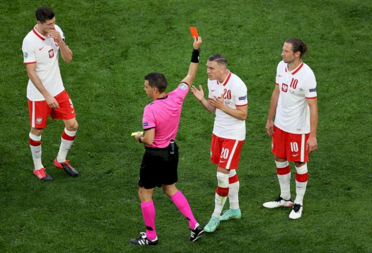 Slovacia, victorioasă în faţa Poloniei cu 2-1. Hațegan a arătat primul cartonaș roșu de la Euro 2020