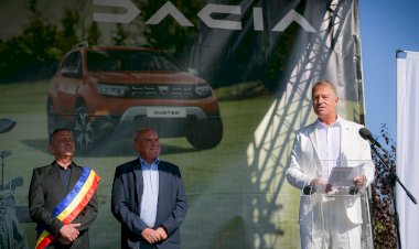 Klaus Iohannis a testat noul model Dacia Duster: Experienţa a fost pe măsura aşteptărilor