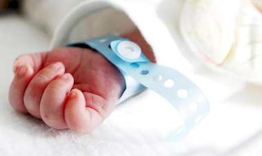 Bebeluș găsit într-o pungă, în curtea unei case din comuna Castelu