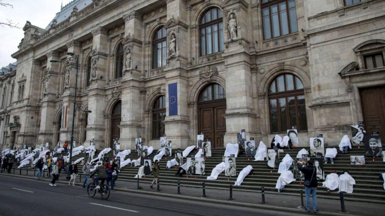 Protest emoționant la Curtea de Apel București, la șase ani de la tragedia Colectiv - FOTO