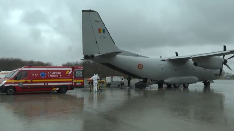 Patru pacienţi cu COVID-19, transportaţi în Italia, cu o aeronavă militară
