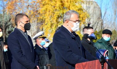 FOTO Primarul Vergil Chițac, huiduit de constănțeni la parada de 1 Decembrie