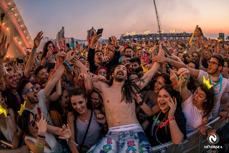 Steve Aoki urca pe scena principala a festivalului Neversea, editia 2022