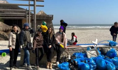 Refugiaţi ucraineni găzduiţi în Mamaia Nord au curăţat plaja din proprie iniţiativă
