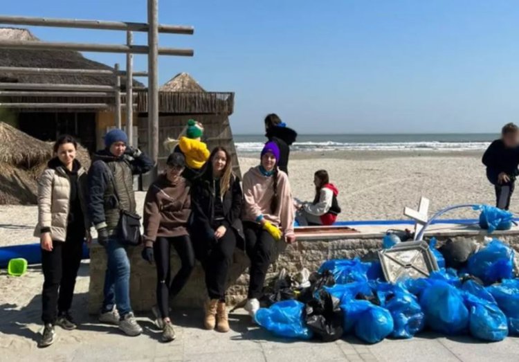 Refugiaţi ucraineni găzduiţi în Mamaia Nord au curăţat plaja din proprie iniţiativă