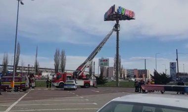 O tânără din Constanța a urcat pe un stâlp şi a ameninţat că se aruncă în gol