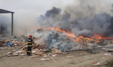 Incendiu puternic la un depozit de deșeuri din Techirghiol