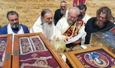 IPS Teodosie s-a rugat pentru ploaie pe un câmp din comuna Cumpăna