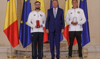 David Popovici şi antrenorul său, decoraţi; Iohannis: Performanța se construiește prin ani de muncă.