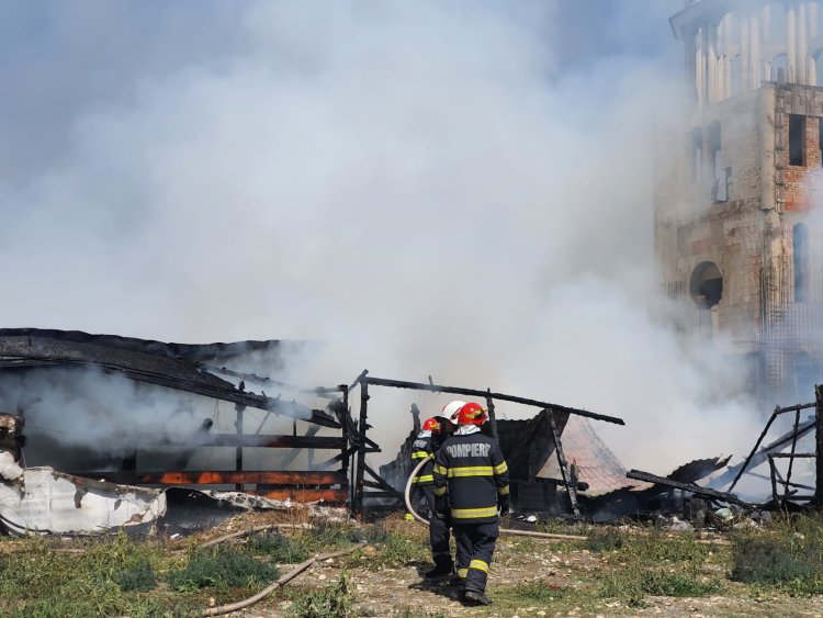 Biserica Sf. Ecaterina, distrusă de flăcări, nu avea autorizație de securitate la incendiu