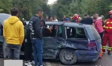 O femeie a murit şi alte 9 persoane au ajuns la spital, în urma unui accident rutier pe DN3