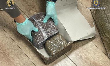 Tineri prinși cu droguri ascunse în cutii cu dulciuri