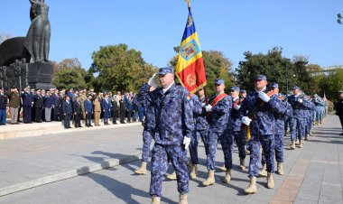 Ziua Armatei, sărbătorită la Constanța: au fost depuse coroane de flori la monumentul Victoriei