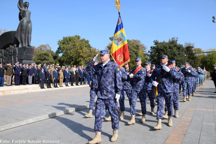 Ziua Armatei, sărbătorită la Constanța: au fost depuse coroane de flori la monumentul Victoriei