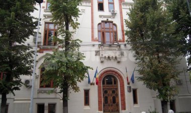 Ministerul Educaţiei, amendă 10.000 de lei; a eliminat o bursă de ajutor social pentru elevi