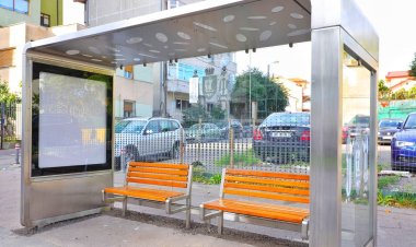 Continuă montarea refugiilor noi în stațiile de autobuz din Constanța