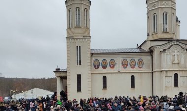 Mii de pelerini s-au reunit într-un suflet creștinesc la Peștera Sf. Apostol Andrei