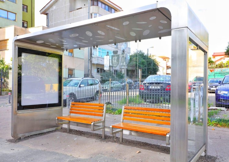 Continuă montarea refugiilor noi în stațiile de autobuz din Constanța