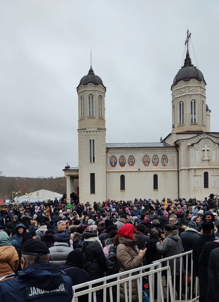 Mii de pelerini s-au reunit într-un suflet creștinesc la Peștera Sf. Apostol Andrei