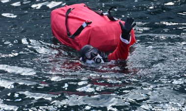 Cu sacul plin cu daruri pentru copii, Moş Crăciun a ajuns în Portul Militar din Constanța