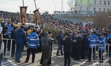 De Bobotează, credincioşii au venit în număr mare să ia agheasmă