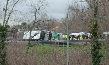 Un autocar cu 52 de români la bord s-a răsturnat în Italia