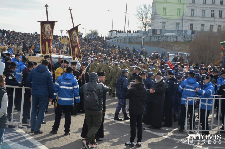 De Bobotează, credincioşii au venit în număr mare să ia agheasmă