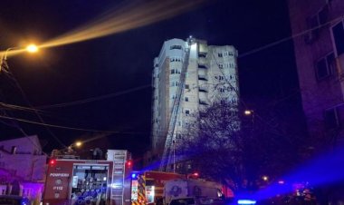Peste 50 de pompieri au intervenit pentru stingerea incendiului iscat la acoperișul unui bloc turn din Constanța