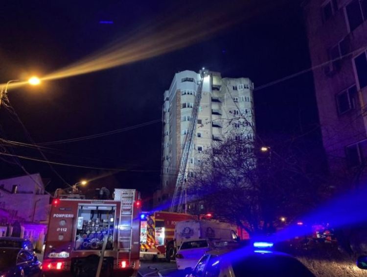 Peste 50 de pompieri au intervenit pentru stingerea incendiului iscat la acoperișul unui bloc turn din Constanța