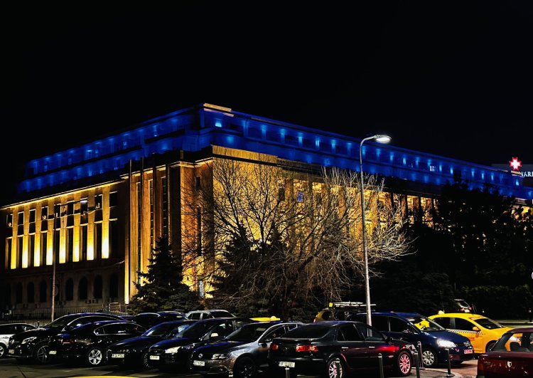 Palatul Victoria, luminat în albastru şi galben, ca simbol al solidarităţii faţă poporul ucrainean