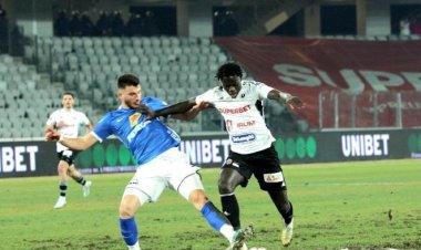 Universitatea Cluj a învins liderul Farul Constanţa cu 2-0, în Superligă