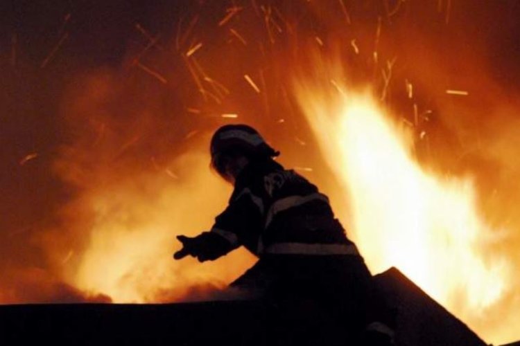 O femeie a murit carbonizată într&un incendiu care a cuprins o casă din Negru Vodă